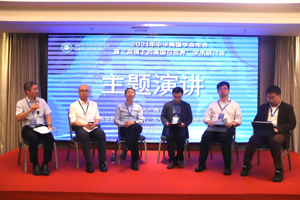 主题演讲现场.jpg 主题演讲现场.jpg