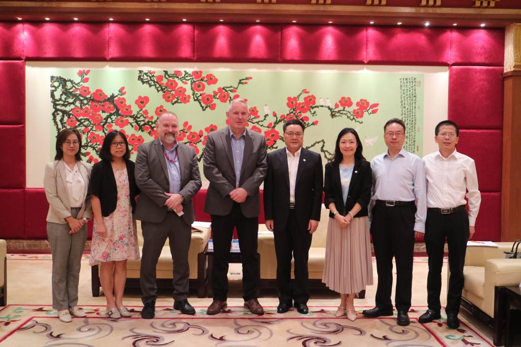 合影1(1).jpg 合影1(1).jpg