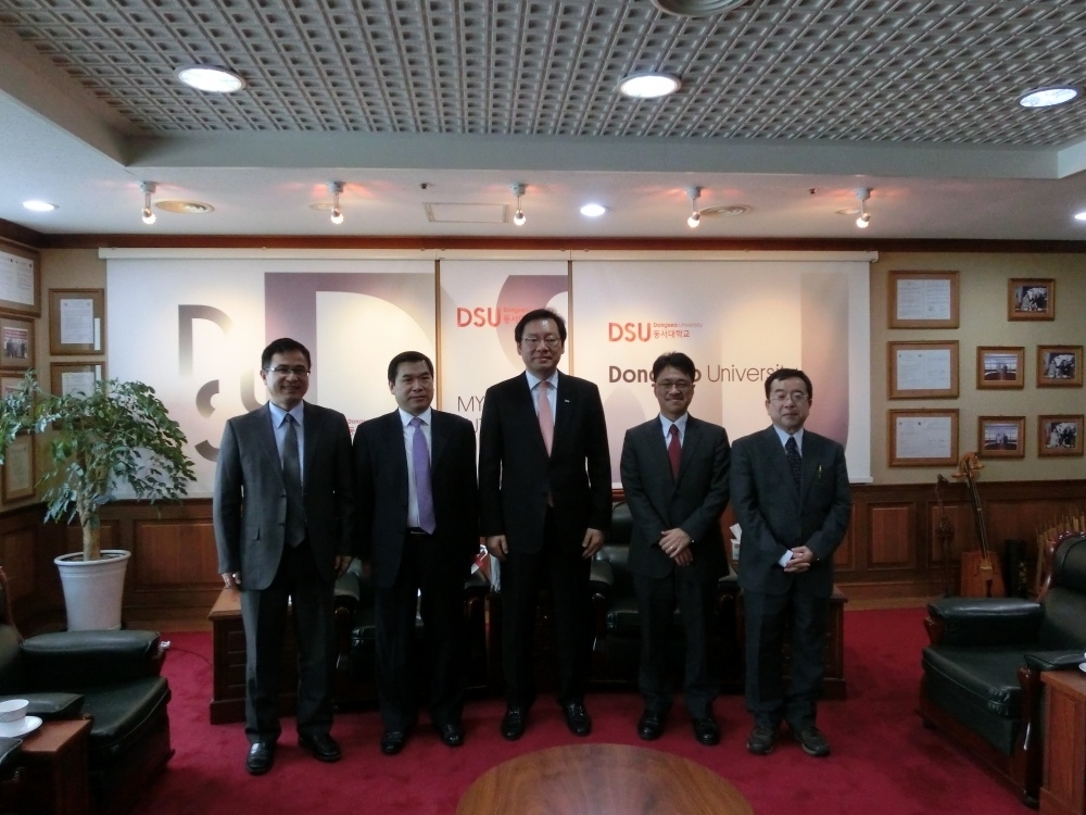 东西大学校长张济国与我校及立命馆大学项目负责人合照 东西大学校长张济国与我校及立命馆大学项目负责人合照